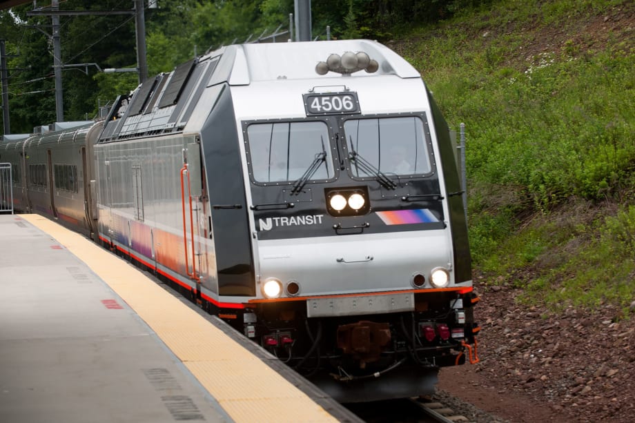 NJ Transit unveils dual-powered locomotives