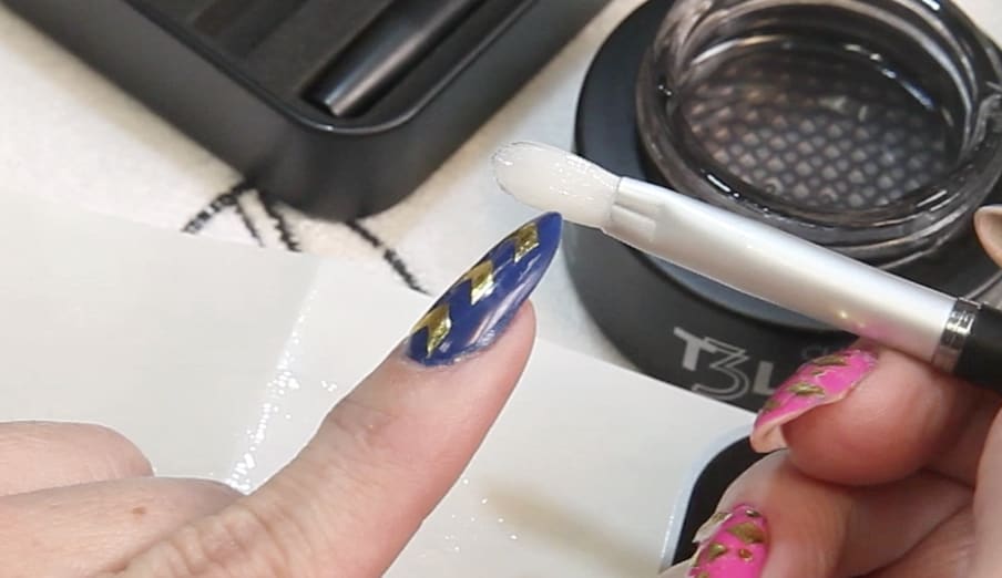 Quick Nail Tips: Long-Lasting Gel Brush Maintenance