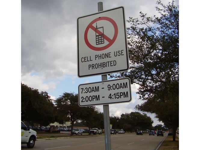 Cell phone ban proposed for truck, bus drivers