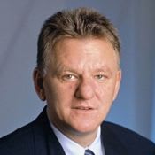 Volkswagen Hires Former Daimler Truck Head