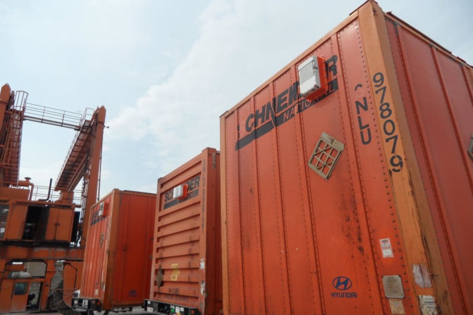 Schneider Begins Installing Container- and Trailer-Tracking Devices