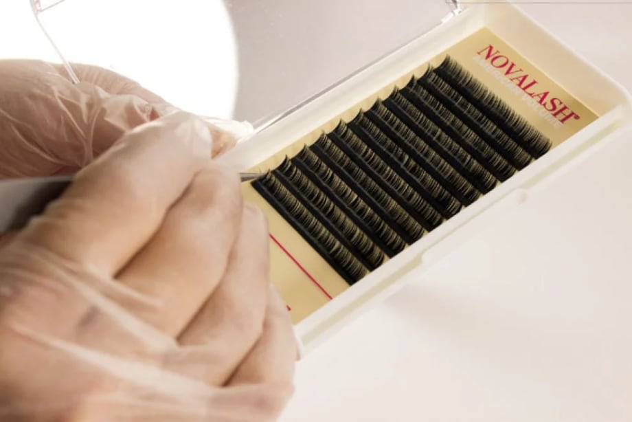 HOW-TO: Apply American Volume Eyelashes