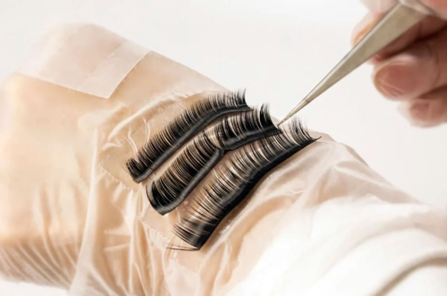 HOW-TO: Apply American Volume Eyelashes