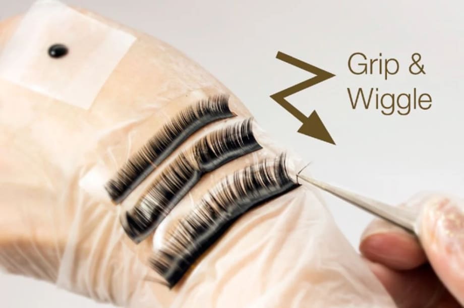 HOW-TO: Apply American Volume Eyelashes