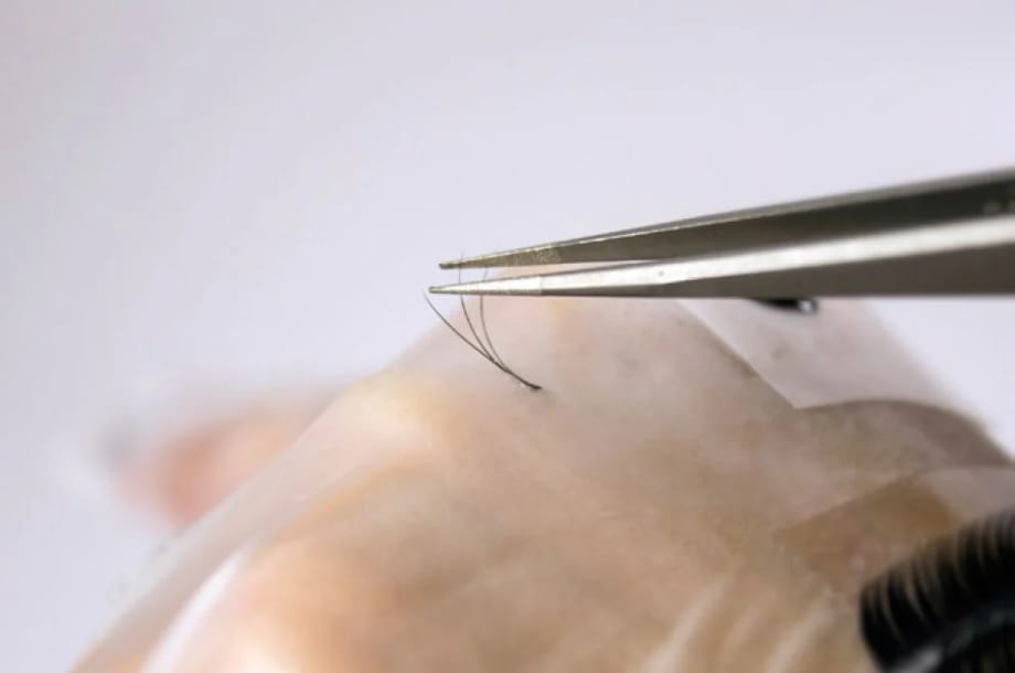 HOW-TO: Apply American Volume Eyelashes