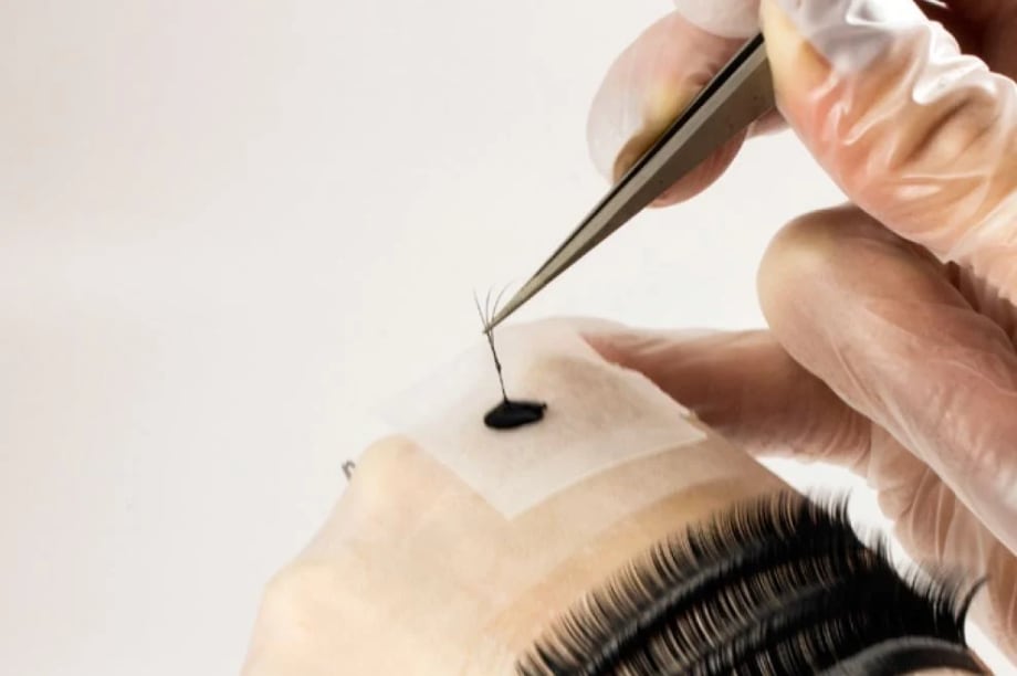HOW-TO: Apply American Volume Eyelashes