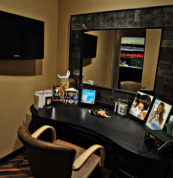 Salon of Distinction: Salon Debonaire