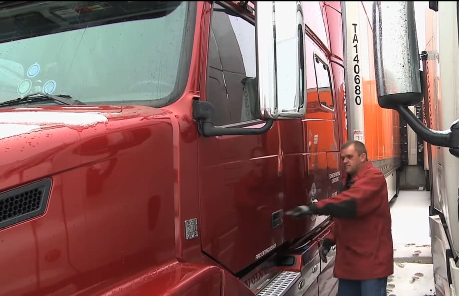 Schneider Offers Lease-On Option for Owner Operators