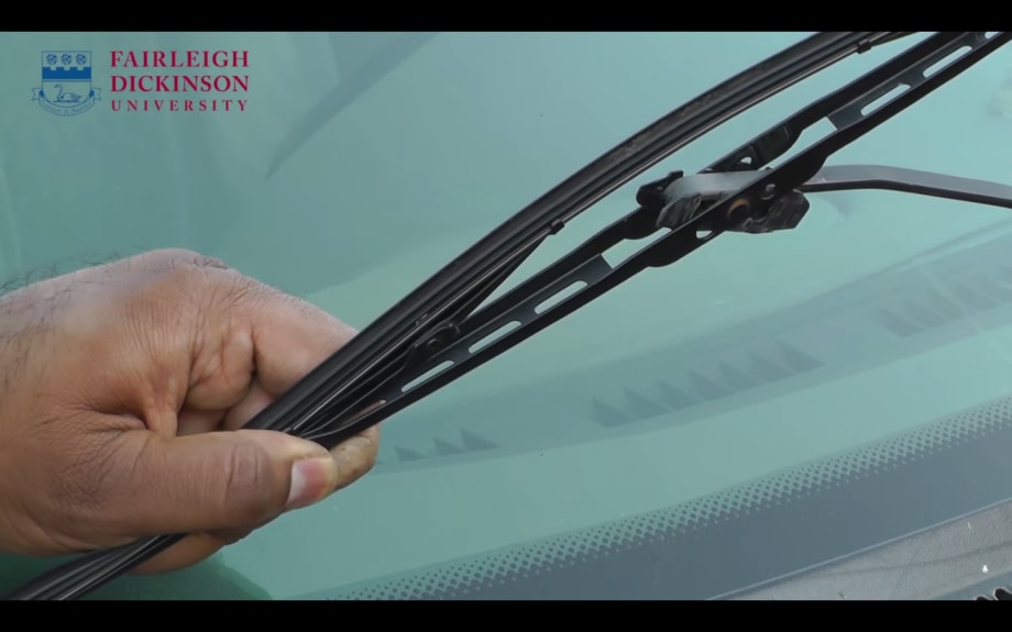 Fleet Safety Video Tip: Changing Windshield Wiper Blades