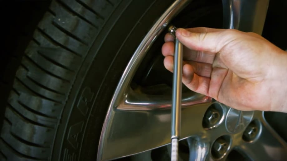 Fleet Safety Video Tip: Checking Tire Air Pressure