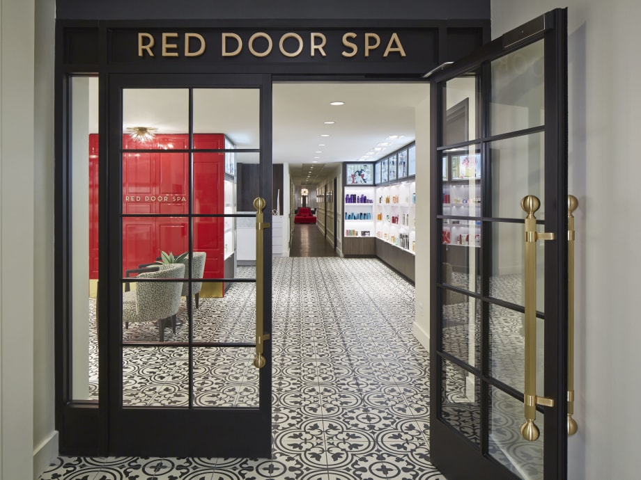 Red Door Spa Hosts Annual Pop-Up Shop in Willis Tower