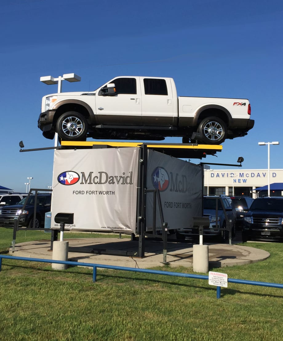 Spinning Platform Provides Elevated Car Display