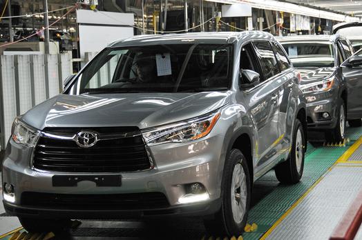 Toyota Recalling Highlanders to Fix Seat Belt Software
