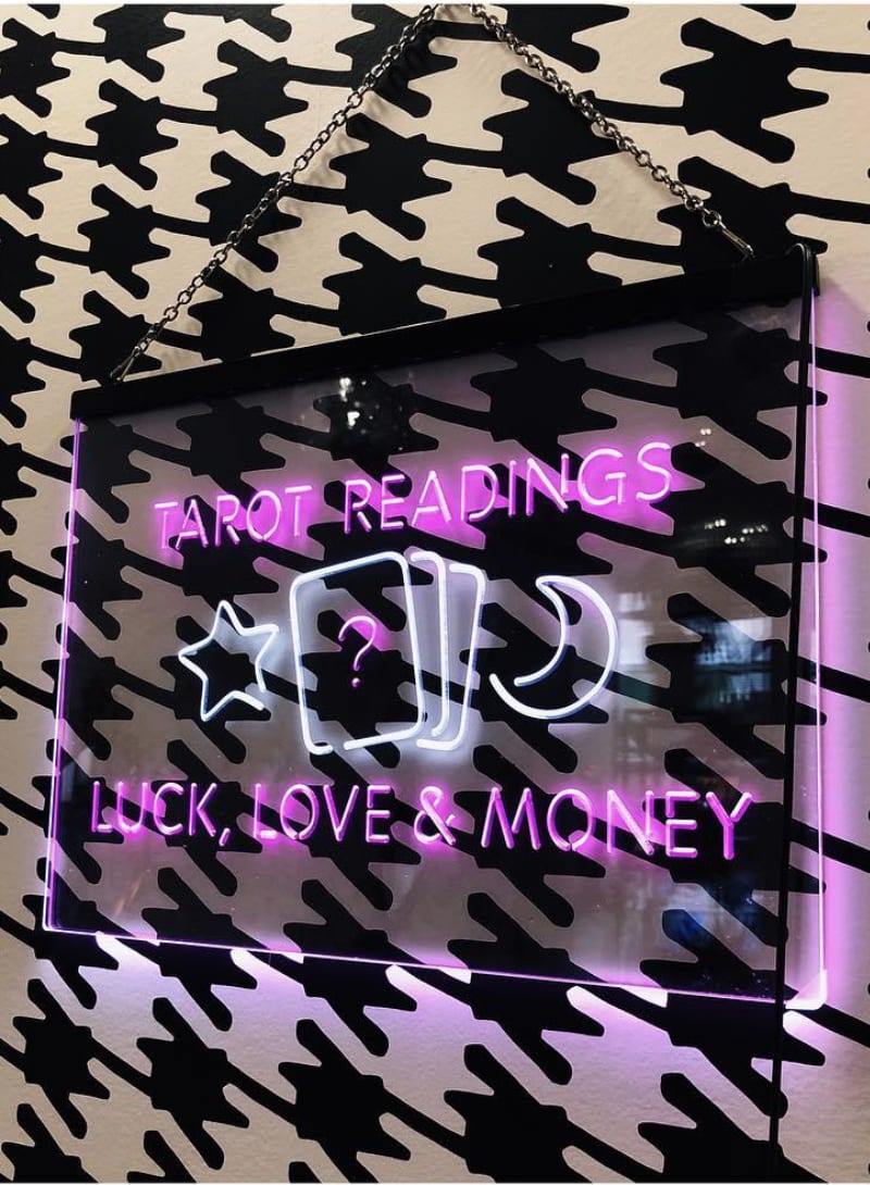 A Beauty Service with a Reading
