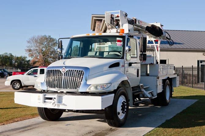 ComEd ReceivesNew Advanced Odyne Systems Plug-In Hybrid Digger Derrick
