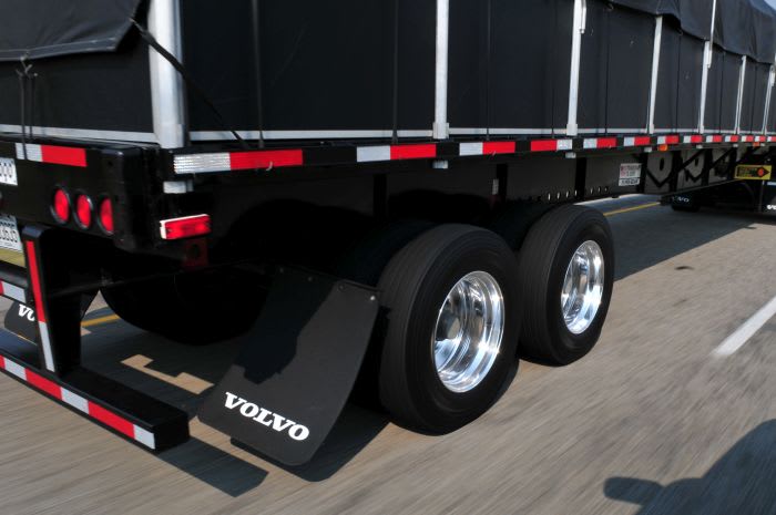 Trailer Tires: Choosing the Best Strategy for Your Fleet