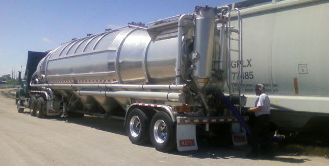 Watching old-fashioned intermodalism at North Milwaukee's 'plastic tracks'
