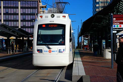 Man stabs 3 on Portland TriMet train