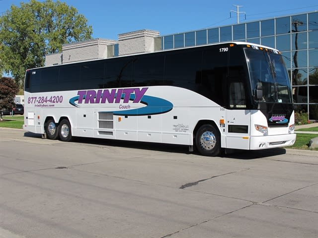 Prevost delivers H3-45s to Detroit