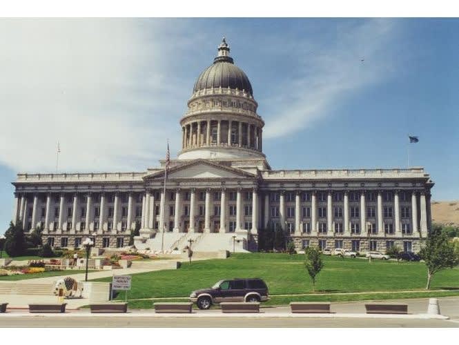 Utah governor approves school bus advertising bill