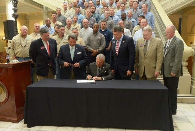Governor Signs 'Move Over' Law for Utility Workers