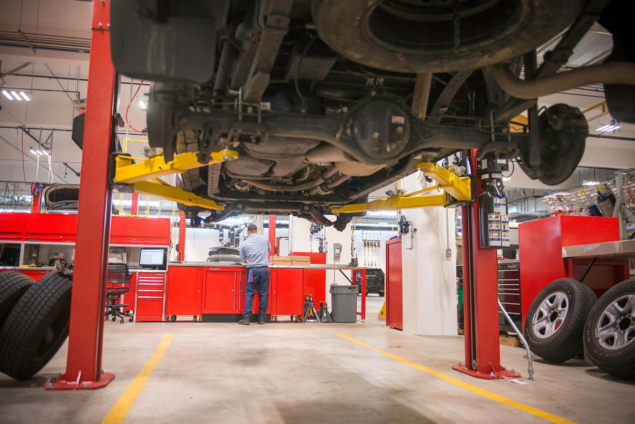 Canada Post Plans to Go Fully Electric by 2040