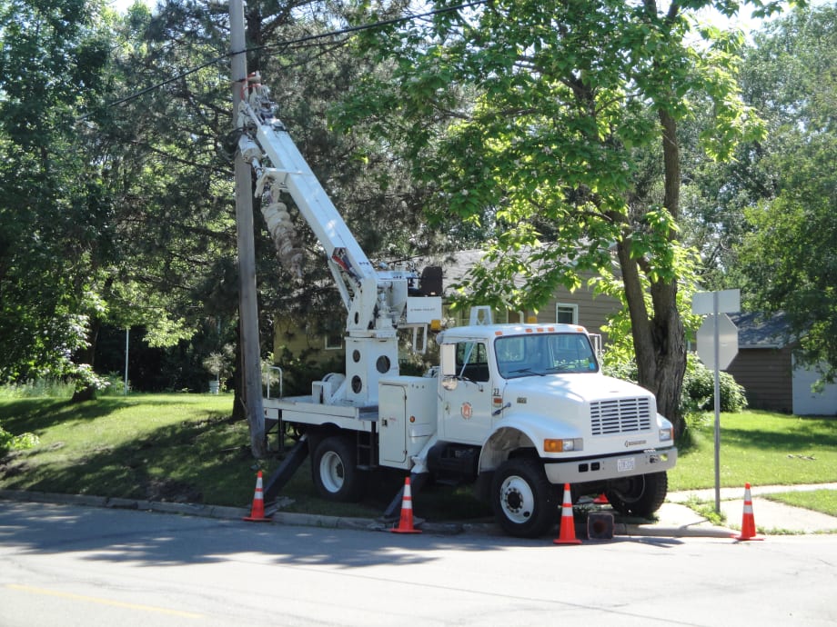 Missouri Motorists May Have to Move Over for Utility Trucks