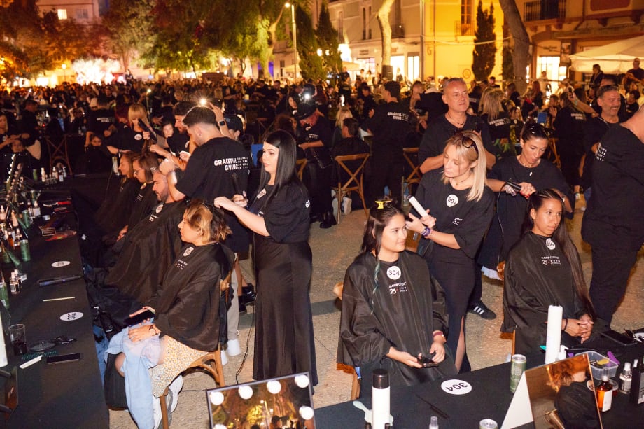 milk_shake Stylists Create a NEW Guinness World Record for “Most People Styling Hair Simultaneously”