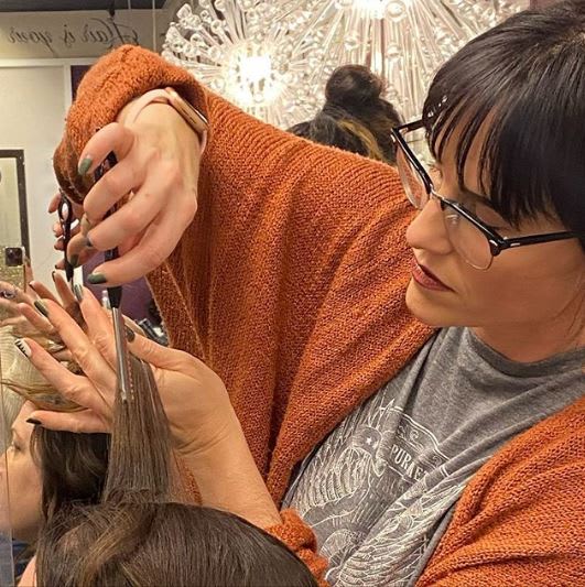 How to Incorporate a Styling Razor into the Salon