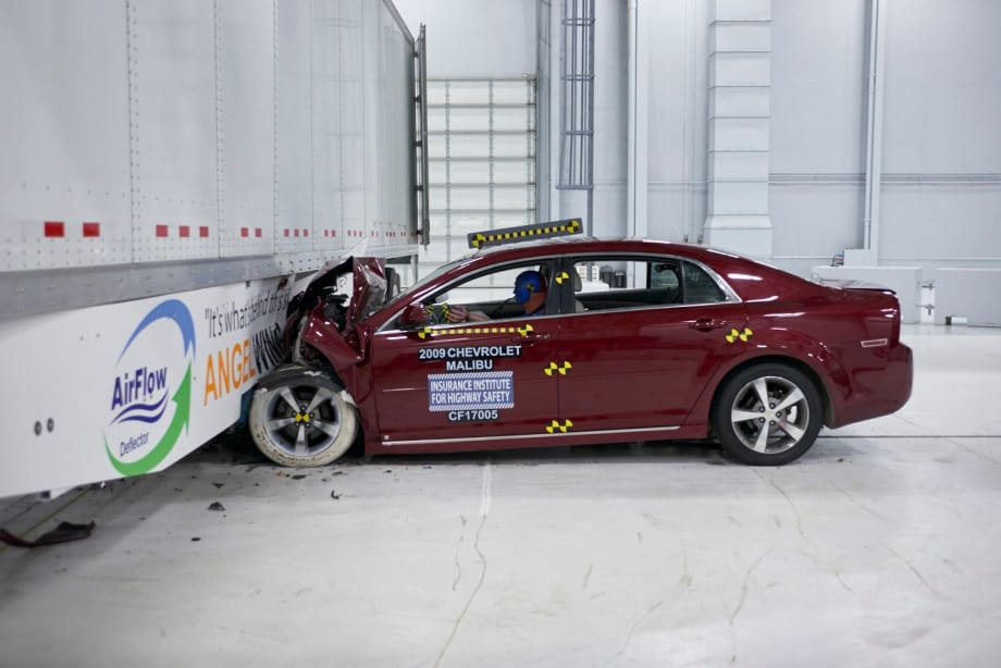 NHTSA Mulls Mandating Side Underride Guards for Trailers