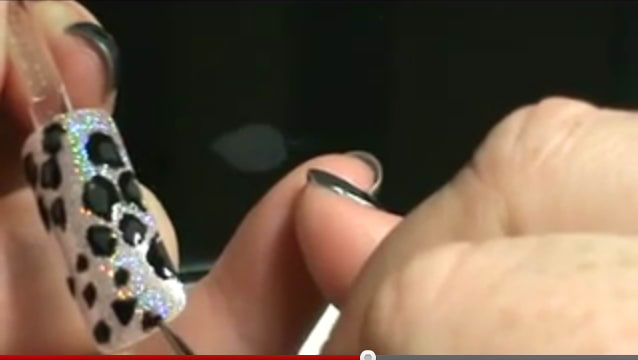FingerNailFixer Creates Animal-Print Nail Art with Shellac