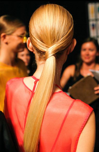 HOW-TO: The Elegant V-Shaped Ponytail by Antoinette Beenders