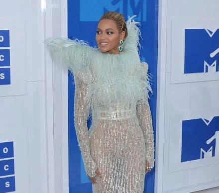 10 Celebrities Who Were Once in the Beauty Industry