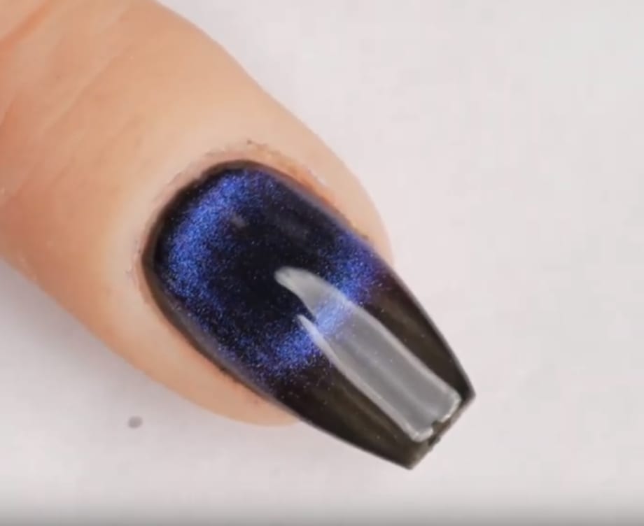 How to Create a Black Hole Effect With 9D Cat Eye Gel-Polish