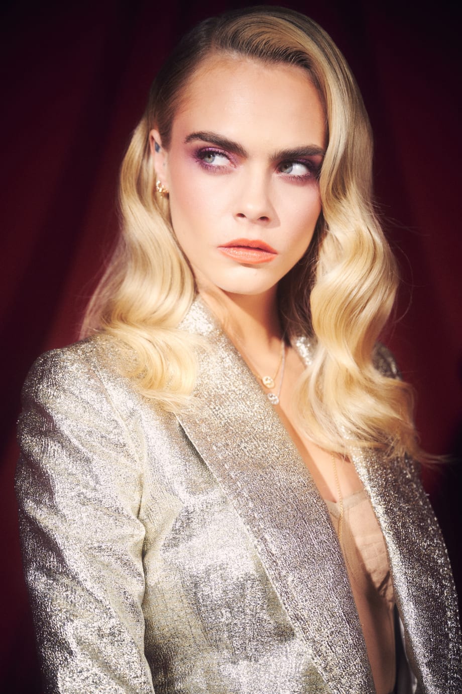 How to Recreate Cara Delevingne’s Retro-Glam AMAs Hair
