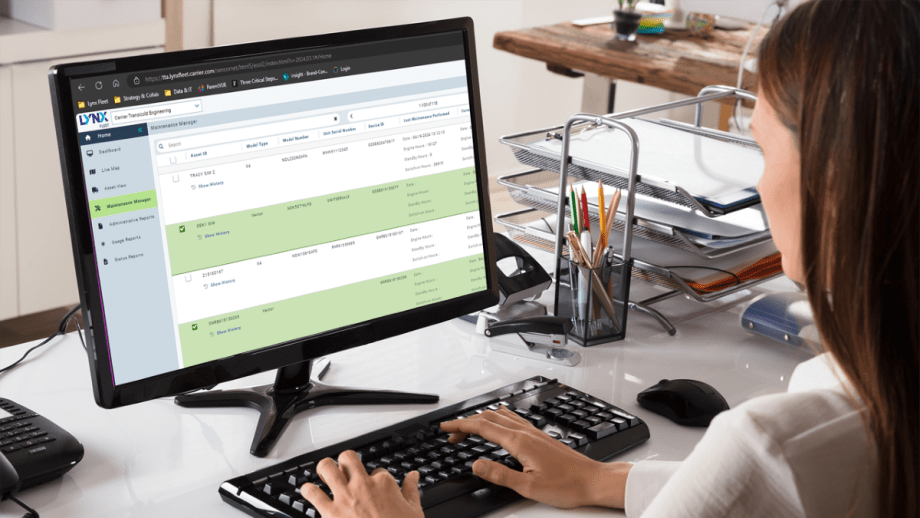 Office worker looking at Carrier Transicold telematics screen.