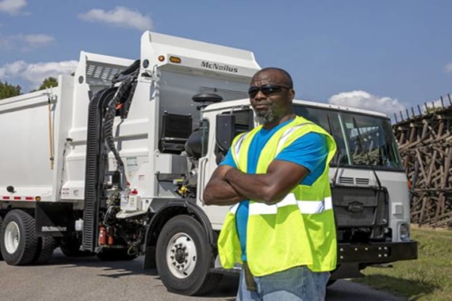 McNeilus to Debut Zero Radius Automated Side Loader