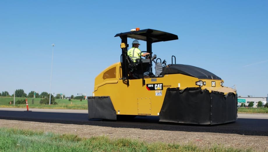 John Deere's Grade Control-Ready L-Series Tractor Loaders
