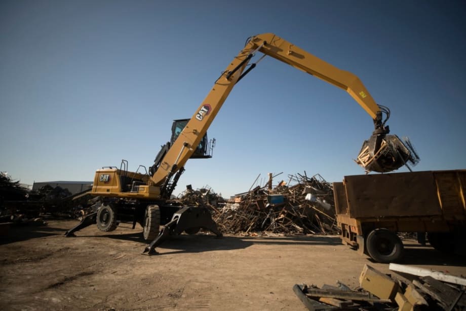 Cat MH3040 Material Handler Cuts Fuel Use By 25%