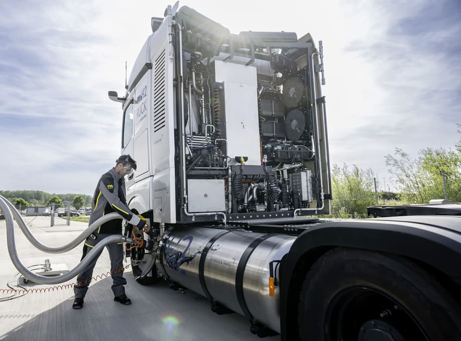 Daimler Truck Tests Fuel-Cell Truck with Liquid Hydrogen