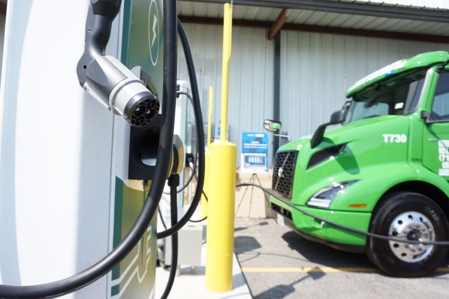 Volvo Enters East Coast Market with VNR Electric