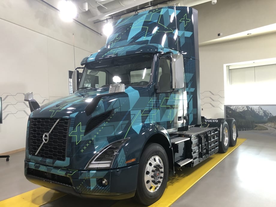 Volvo Offers Sneak-Peek of All-New Class 8 Electric Tractor