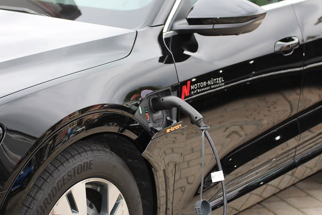 GM Accelerates Fast-Charger Network