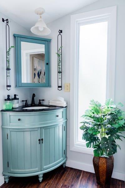 Small Spaces: A Tour of Salon Bathrooms