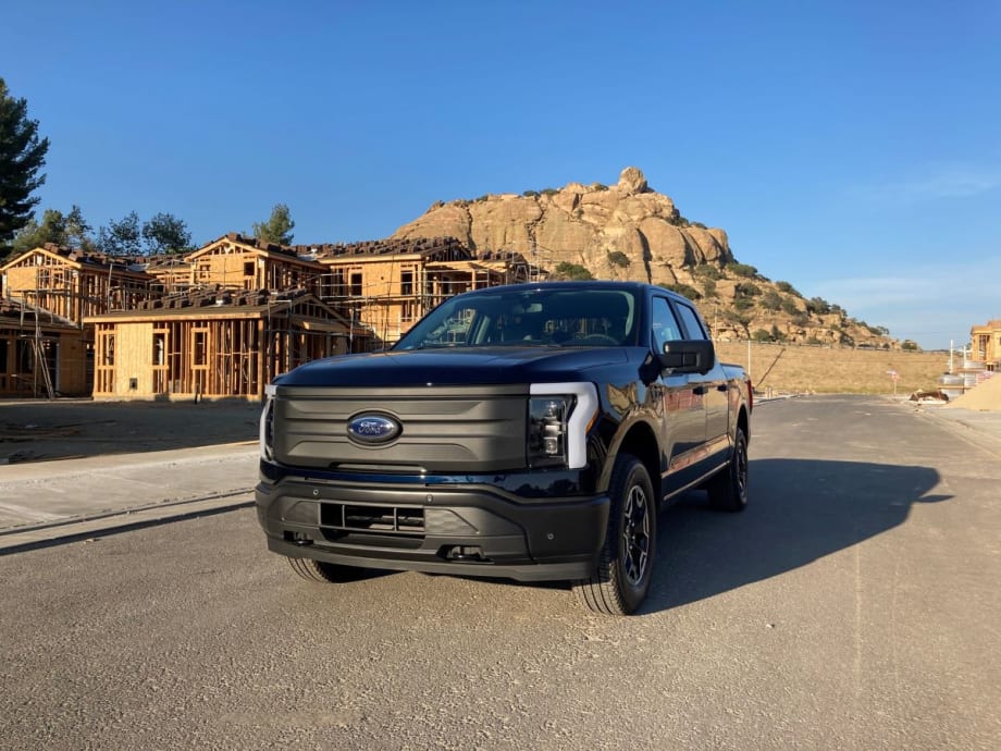 Ford Halts F-150 Lightning Production Due to Battery Issue