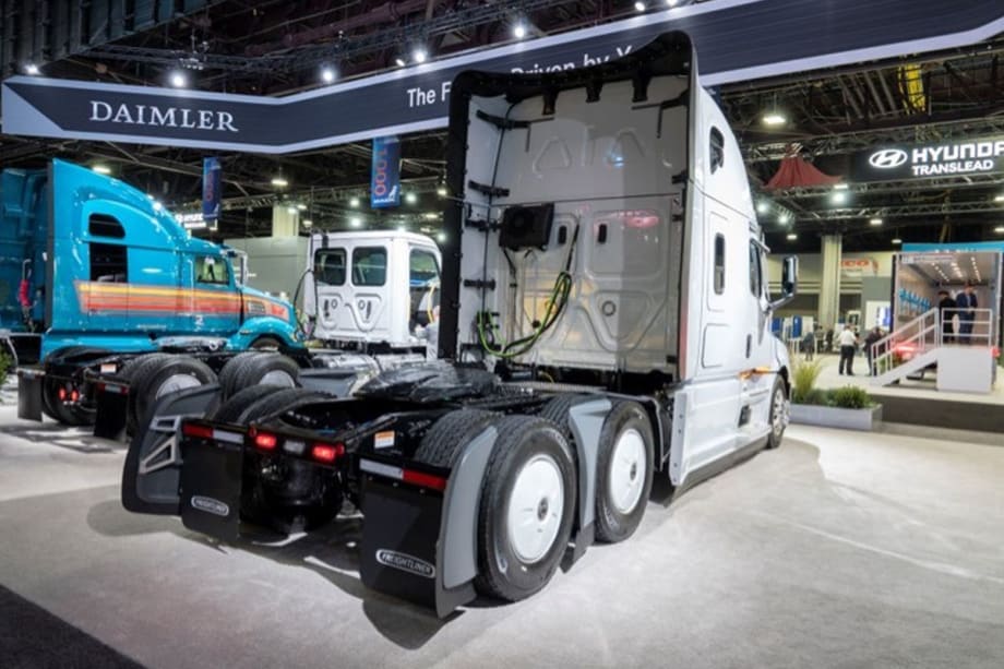 FlowBelow Aerodynamic Wheel Cover Now Standard on Freightliner Cascadia