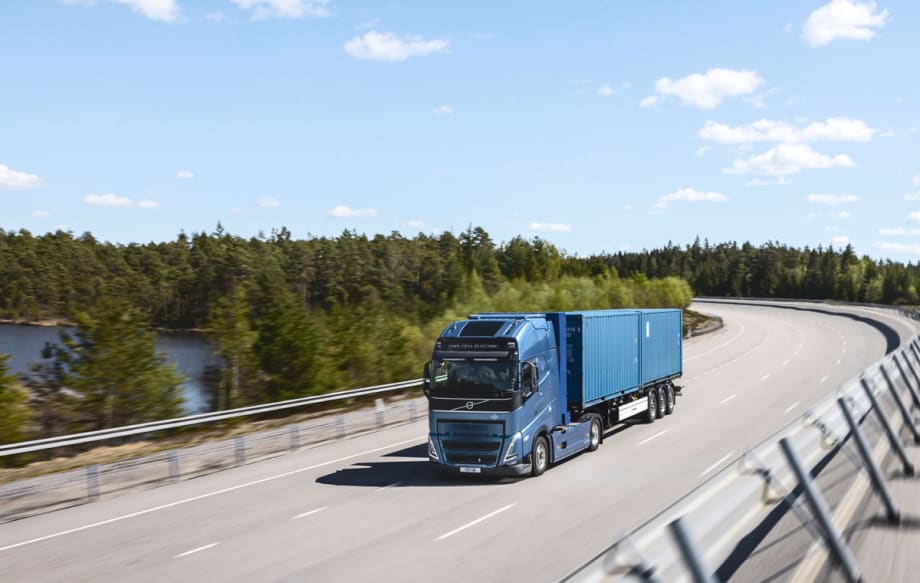 Volvo Plans to Start Customer Tests of Fuel-Cell Electric Trucks in 2025