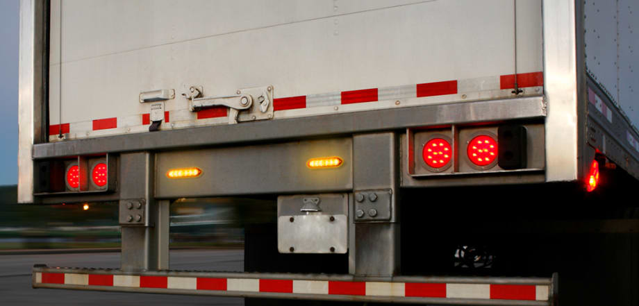 Pulsing Back-of-Trailer Lamps Aim to Prevent Crashes
