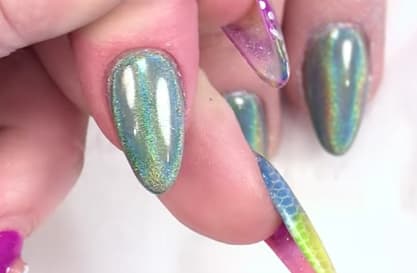 Holographic Chrome Nails: How to Apply Pigment Powder