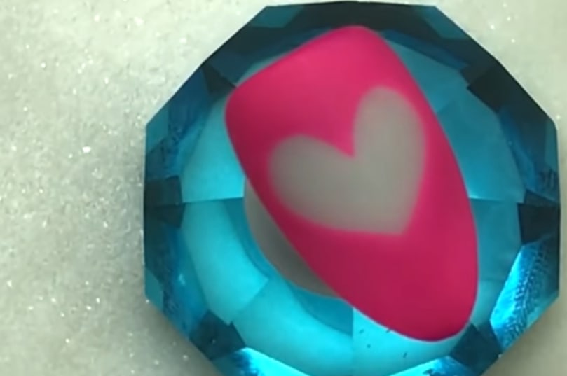 Color-Changing Heart Nail Art Design